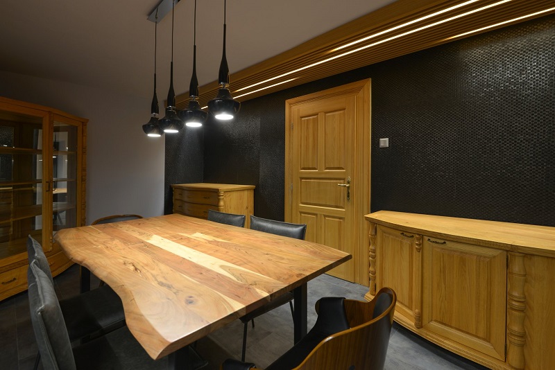 Dřevěný kuchyňský stůl